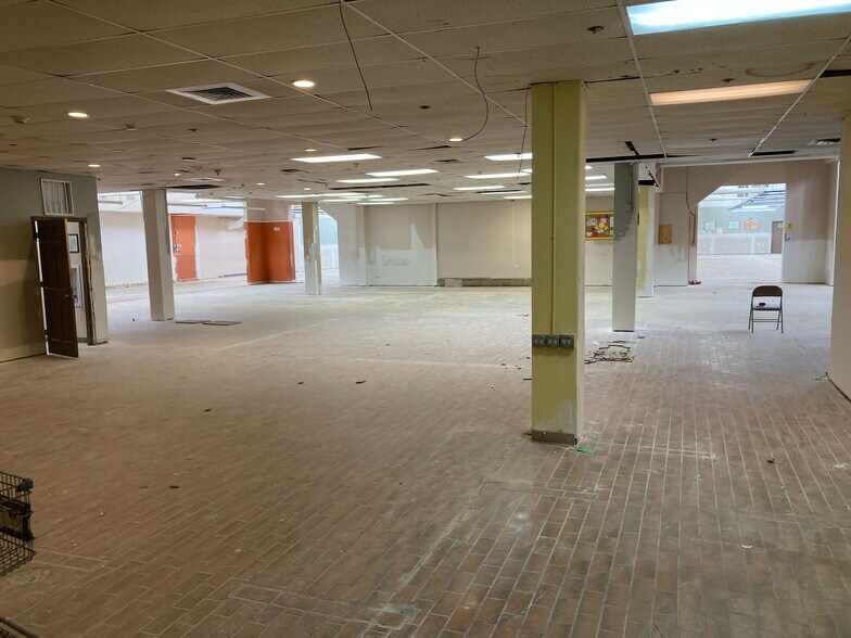 More Photos Of 1225-1265 Hartrey Ave, Evanston Light Manufacturing For Lease