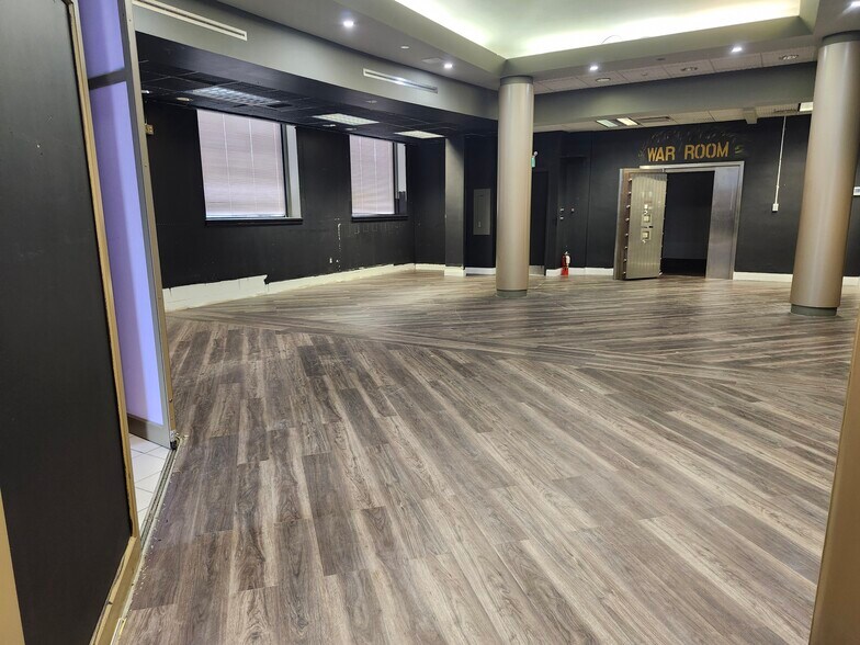 More Photos Of 4365 Queen St, Niagara Falls Storefront Retail Office For Lease