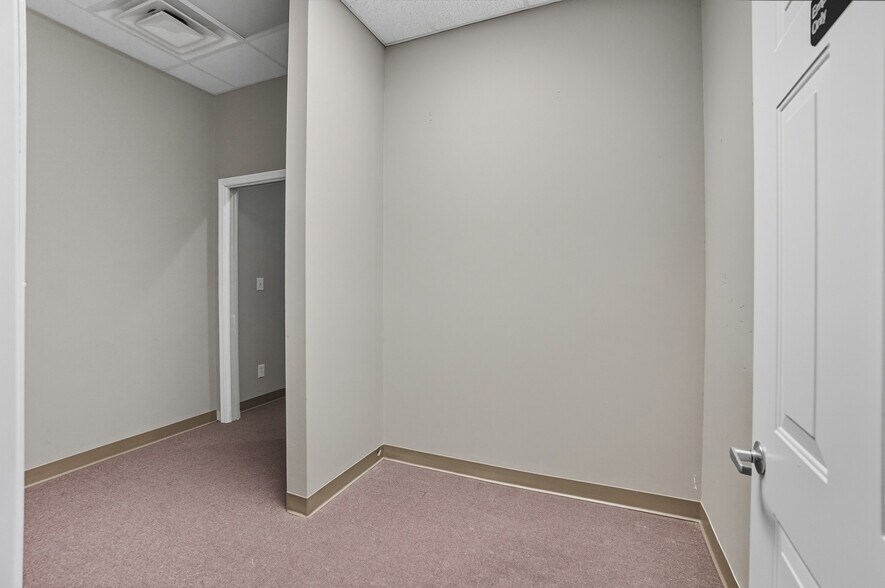 More Photos Of 1104-1124 Kemper Meadow Dr, Forest Park Storefront For Lease