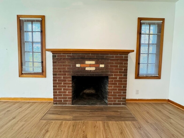 More Photos Of 1806 E Main St, Waukesha Office For Sale