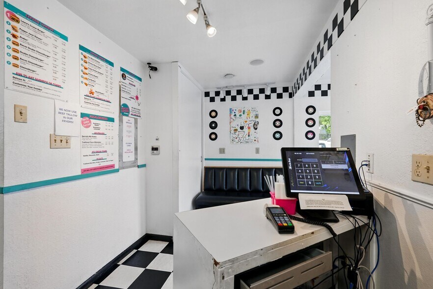 More Photos Of 213 W College Ave, Saint Maries Restaurant For Sale