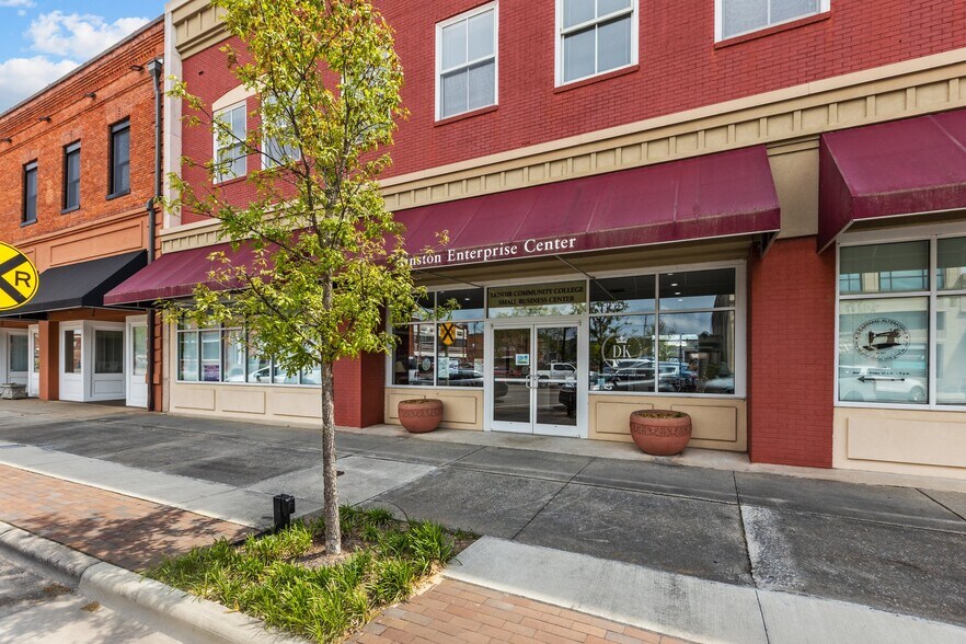 Primary Photo Of 327 N Queen St, Kinston Office For Lease