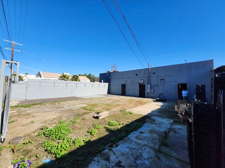 More Photos Of 10209 S Central Ave, Los Angeles Convenience Store For Lease