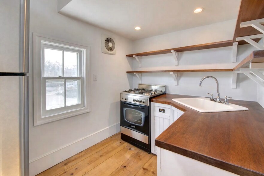 More Photos Of 23 Bridge St, Sag Harbor Freestanding For Sale