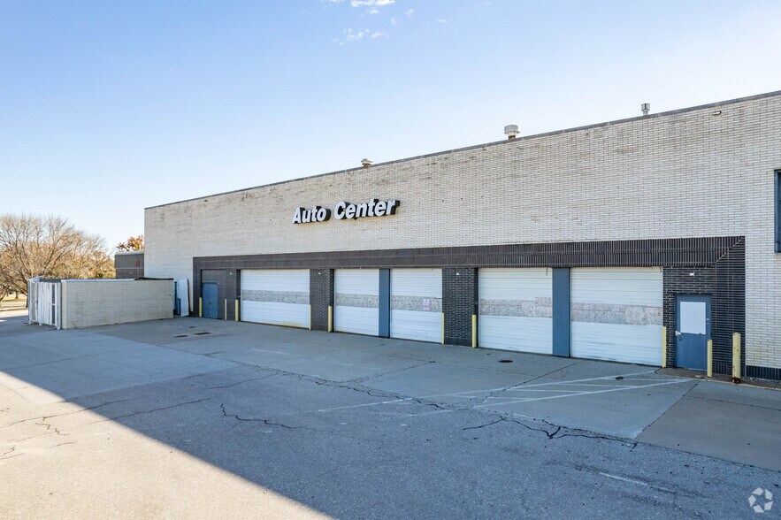 More Photos Of 6400 O St, Lincoln Department Store For Lease