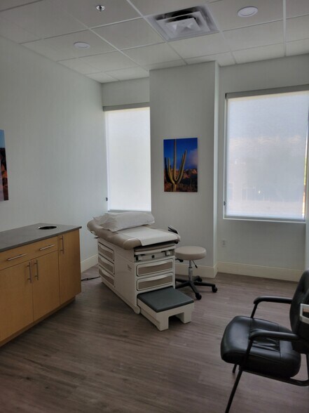 More Photos Of 2060 W Whispering Wind Dr, Phoenix Medical For Sale