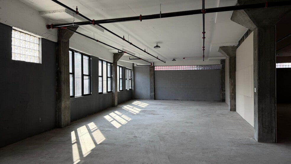More Photos Of 815 E 135th St, Bronx Warehouse For Lease