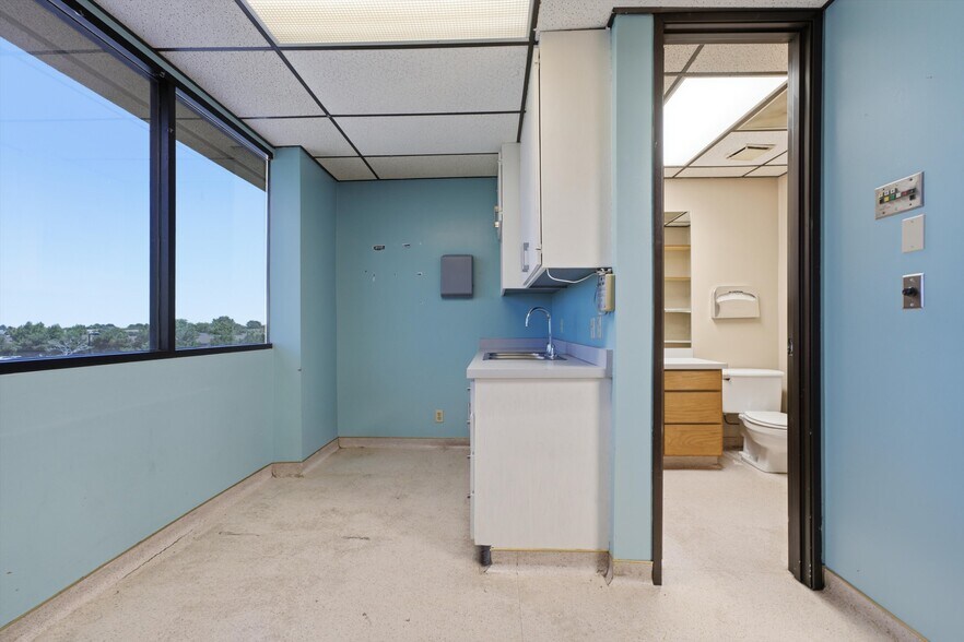 More Photos Of 1669 W Avenue J, Lancaster Medical For Lease