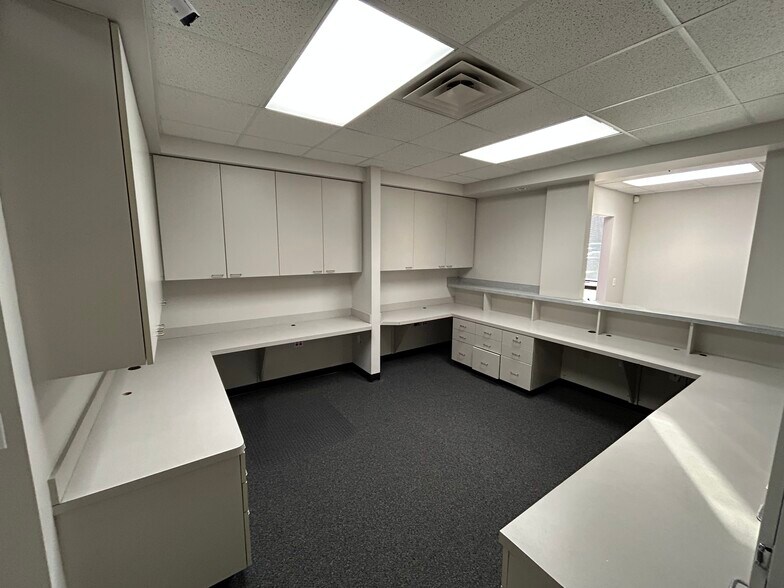 More Photos Of 1230 E Kingsley St, Springfield Medical For Lease