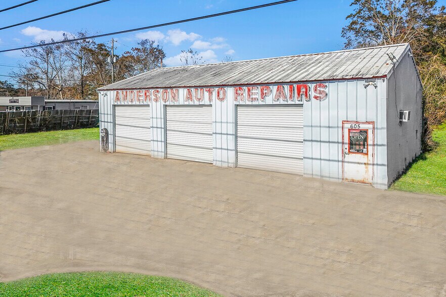 Primary Photo Of 605 US Highway 80 W, Savannah Auto Repair For Sale