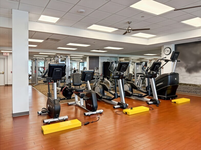 More Photos Of 1415 W 22nd St, Oak Brook Office For Lease