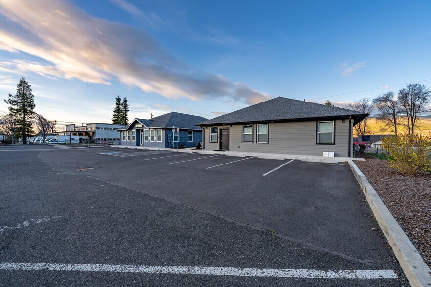 More Photos Of 296 S Pacific Hwy, Talent Medical For Sale