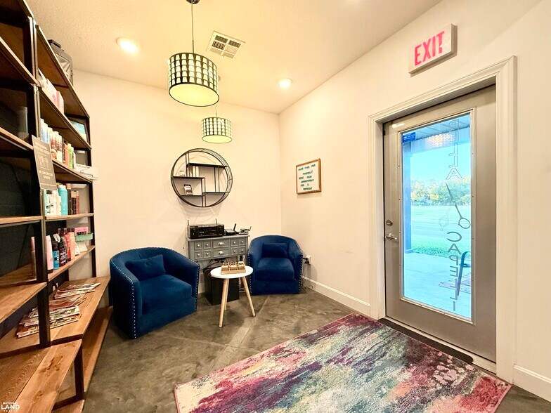 More Photos Of 1915 S Santa Fe Ave, Chanute Office For Sale