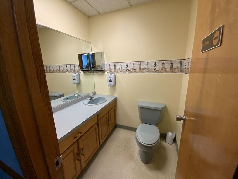 More Photos Of 2415 N Gateway Ave, Harriman Medical For Sale