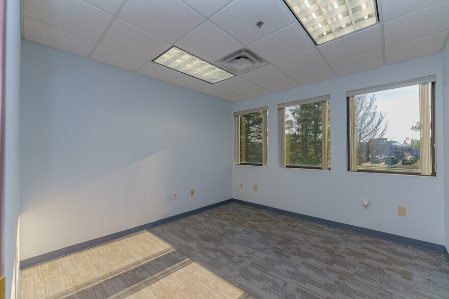 More Photos Of 10 Maxwell Dr, Clifton Park Medical For Lease