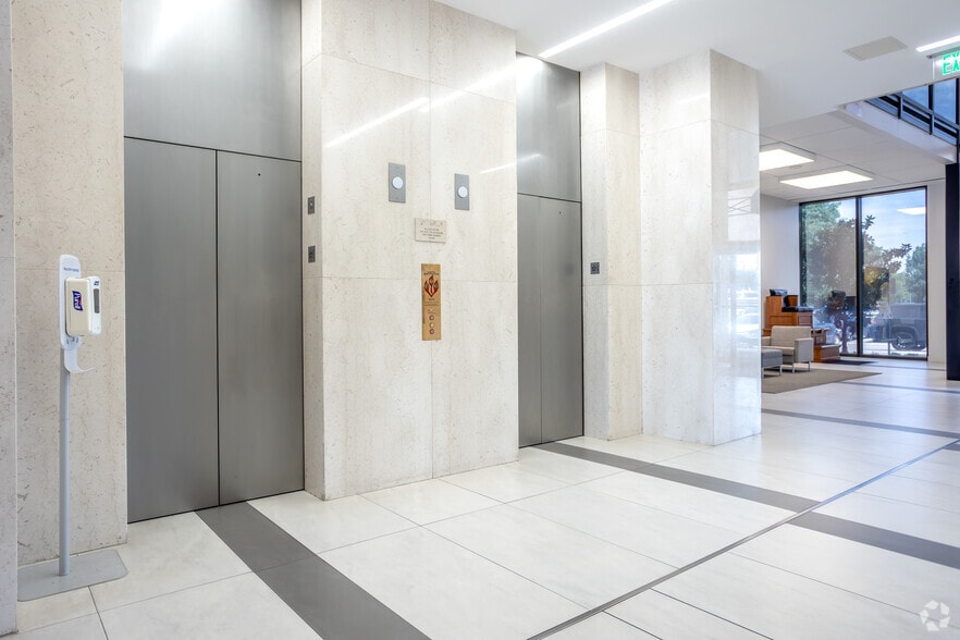 More Photos Of 4201 Spring Valley Rd, Dallas Office For Lease