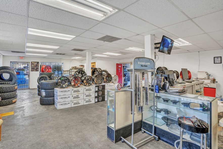 More Photos Of 3162-3164 Las Vegas Blvd N, Las Vegas Auto Repair For Sale