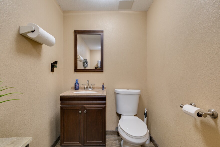 More Photos Of 3850 Pioneer Ave, Las Vegas Showroom For Sale