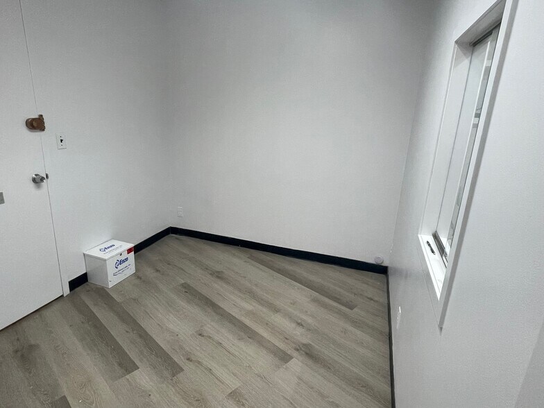 More Photos Of 17 Maple Dr, Great Neck Storefront Retail Office For Lease