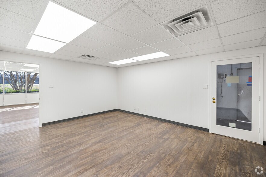 More Photos Of 4116 Cockrell Ave, Fort Worth Distribution For Lease