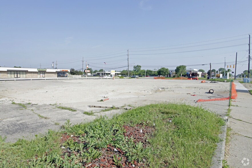 More Photos Of 13582-13588 E 14 Mile Rd, Warren Freestanding For Lease