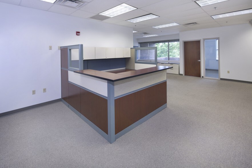 More Photos Of 910 W Basin Rd, New Castle Unknown For Lease