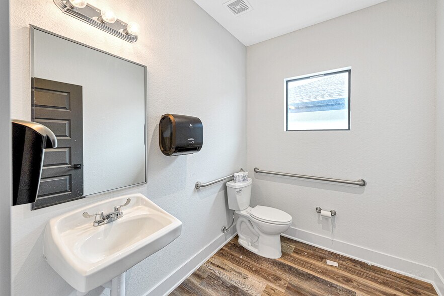 More Photos Of 225 Bella Katy Dr, Katy Medical For Sale