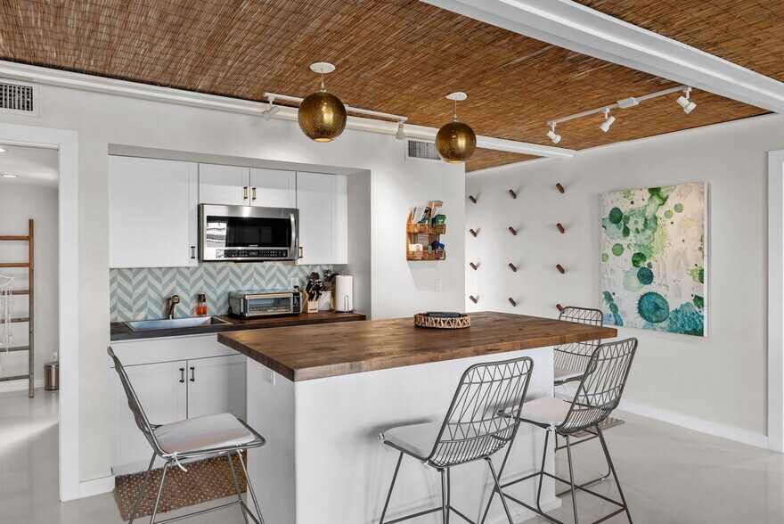 More Photos Of 439 Causeway Blvd, Dunedin Office For Sale