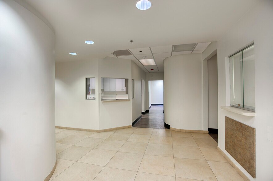 More Photos Of 16635 N 43rd Ave, Phoenix Medical For Lease