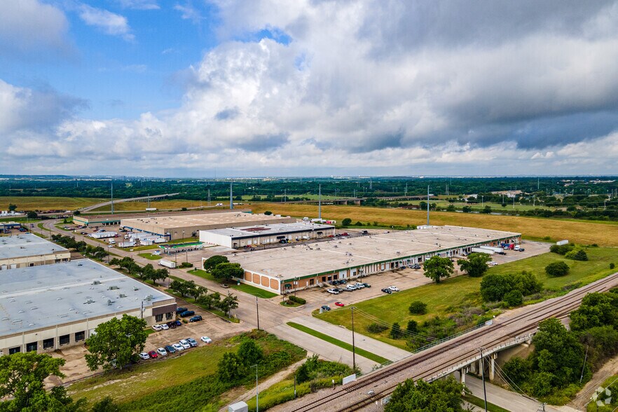 More Photos Of 151 Regal Row, Dallas Warehouse For Lease