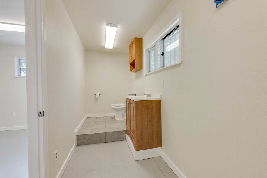 More Photos Of 7310 Sherwood Rd, Austin Flex For Lease