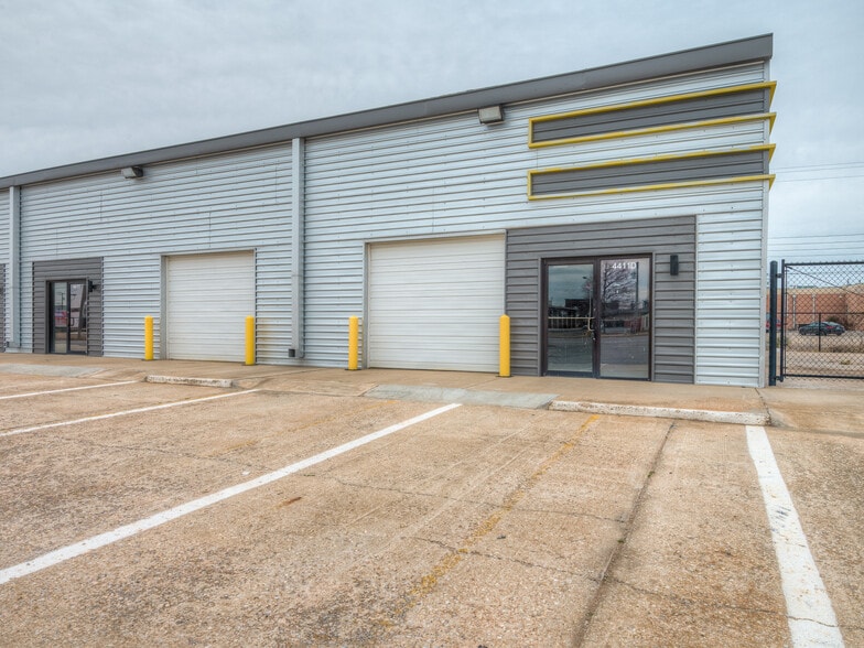 More Photos Of 4403-4411 SW 3rd St, Oklahoma City Showroom For Sale