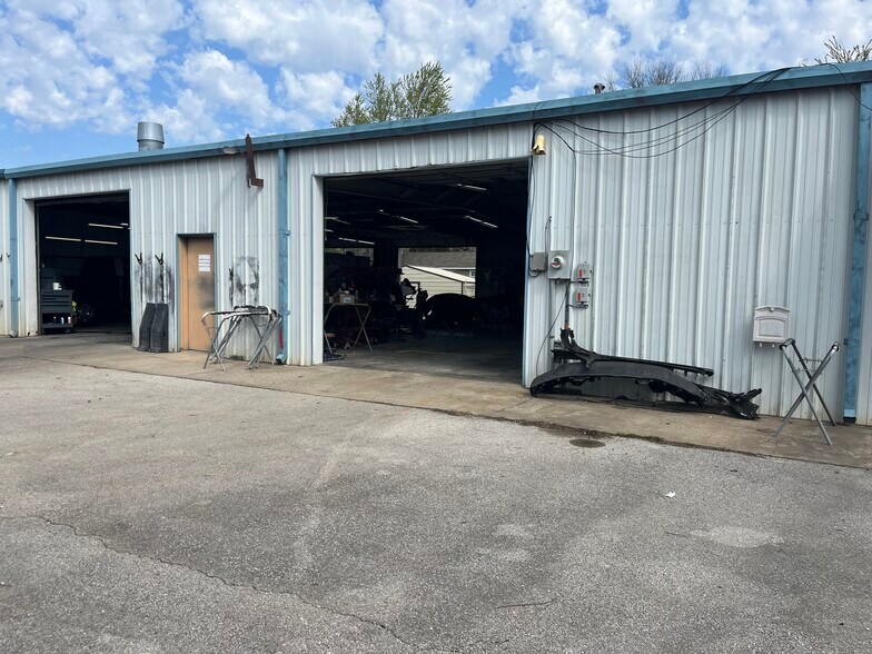 More Photos Of 3504 S Thompson St, Springdale Freestanding For Sale