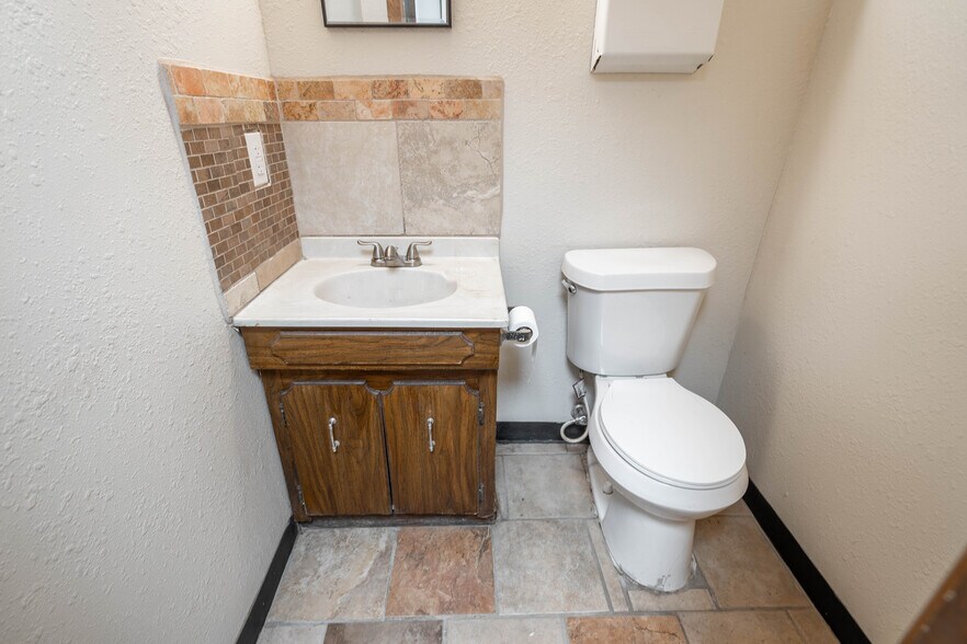 More Photos Of 1304A Dayton Rd, Midland Warehouse For Lease