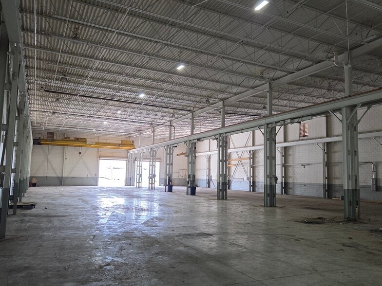 More Photos Of 44538 Macomb Industrial Dr, Clinton Township Warehouse For Lease