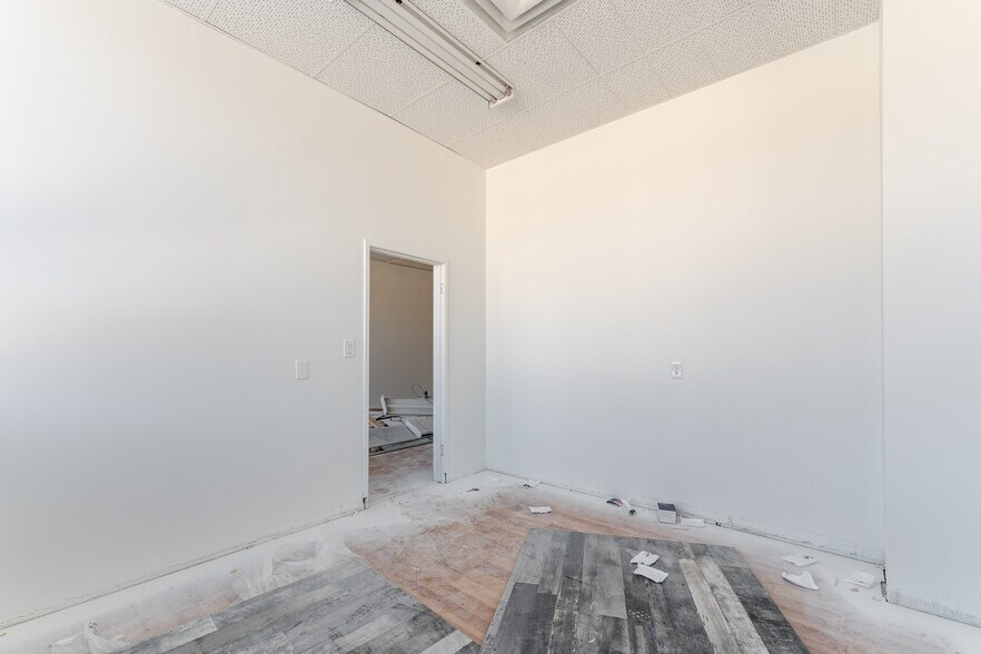 More Photos Of 10552-10554 82nd Ave NW, Edmonton Storefront For Lease