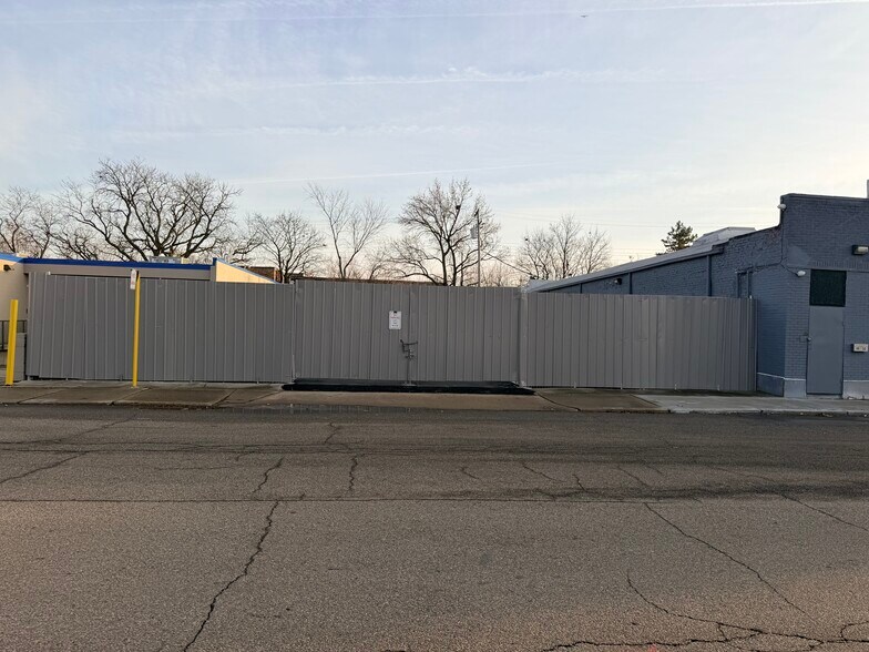 More Photos Of 40-50 Victor St, Highland Park Warehouse For Sale