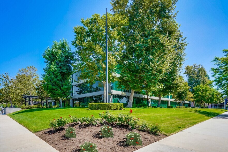 More Photos Of 2625 Townsgate Rd, Westlake Village Office For Lease