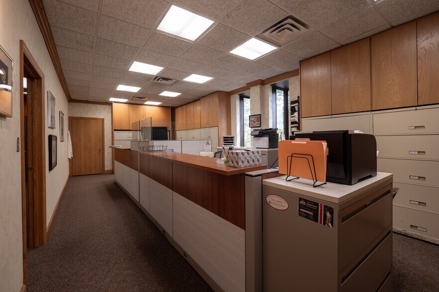 More Photos Of 921 Chatham Ln, Columbus Office For Sale