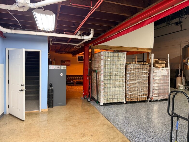 More Photos Of 614 N Spring St, Clarksville Warehouse For Lease