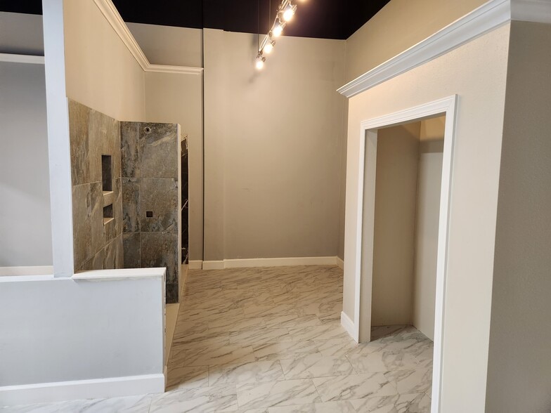 More Photos Of 7901 Kingspointe Pky, Orlando Showroom For Sale