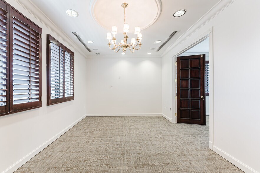 More Photos Of 420 Royal Palm Way, Palm Beach Office For Lease