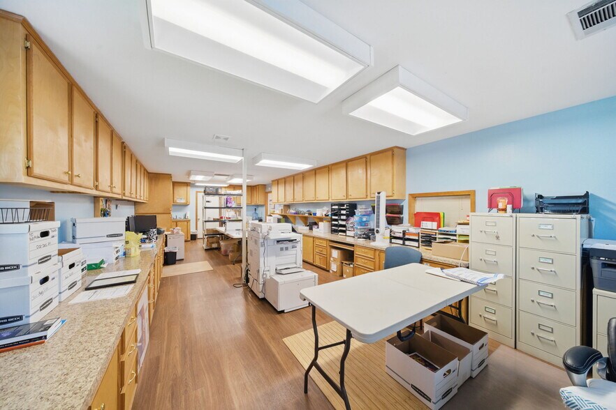 More Photos Of 421 Jones Rd, Highlands Warehouse For Lease