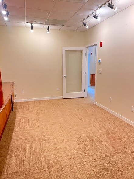 More Photos Of 978-1004 Main St, Branford Apartments For Lease