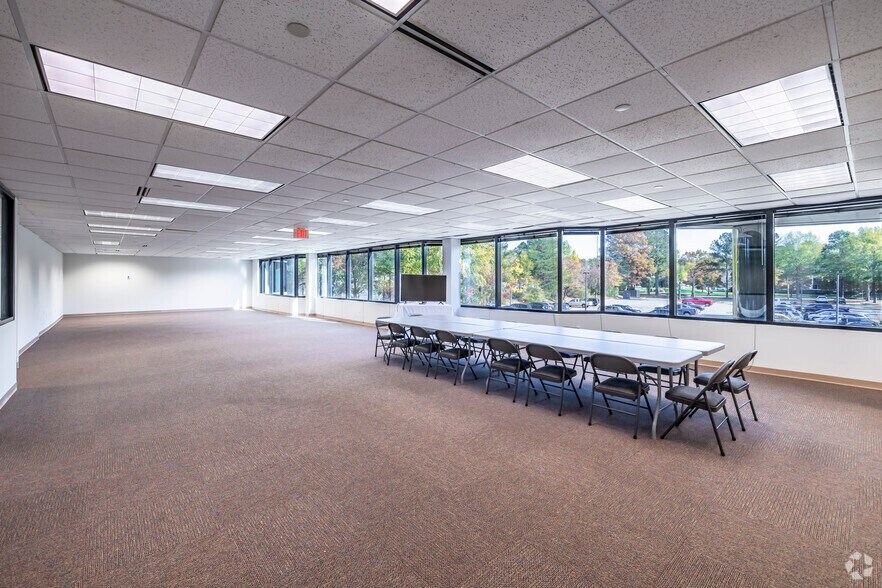 More Photos Of 2820 Waterford Lake Dr, Midlothian Office For Lease