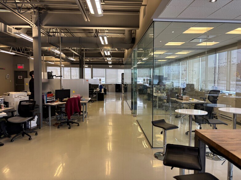 More Photos Of 1995 55E Av, Dorval Office For Lease