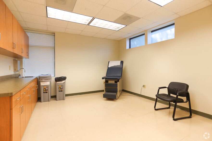 More Photos Of 10320 Mallard Creek Rd, Charlotte Unknown For Lease