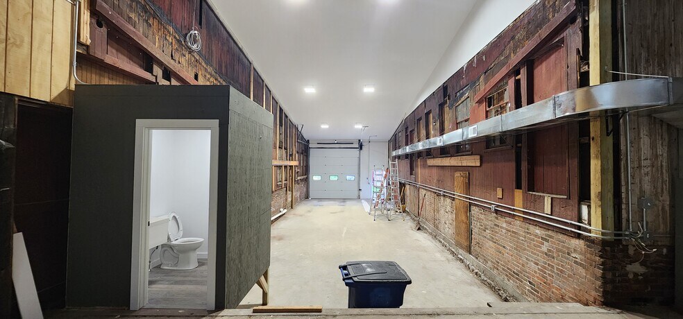 More Photos Of 141 Summer St, Plantsville Warehouse For Lease