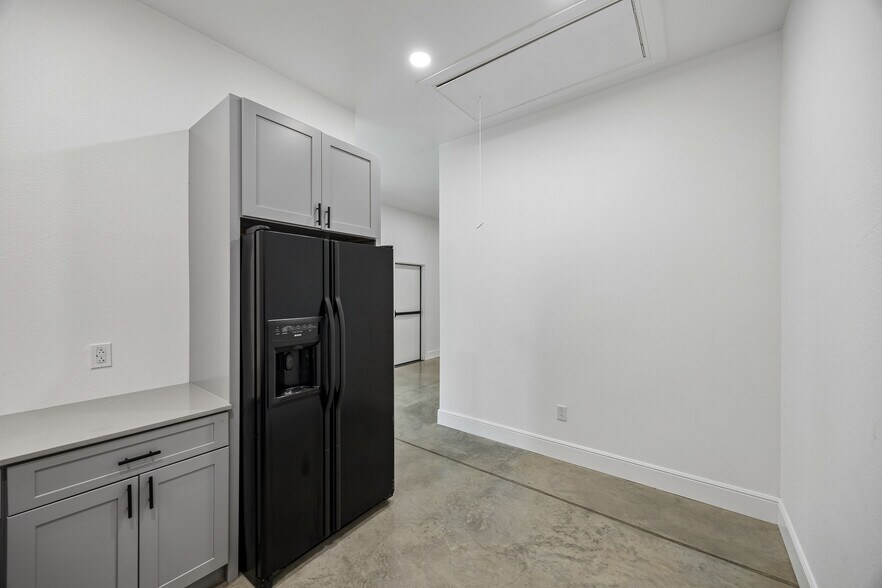More Photos Of 908 Cresthaven Dr, Euless Showroom For Lease