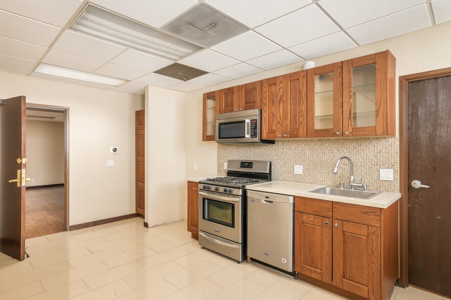 More Photos Of 120 S Doheny Dr, Beverly Hills Office For Lease